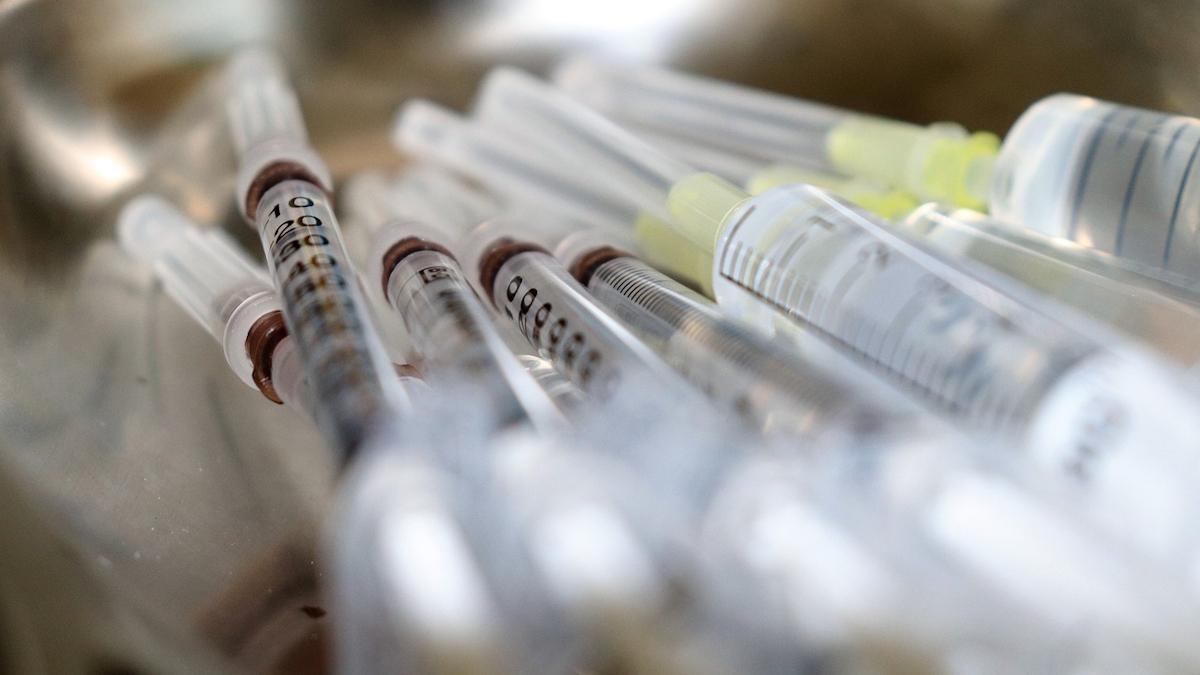 US imposes limits on COVID-19 boosters and new jabs